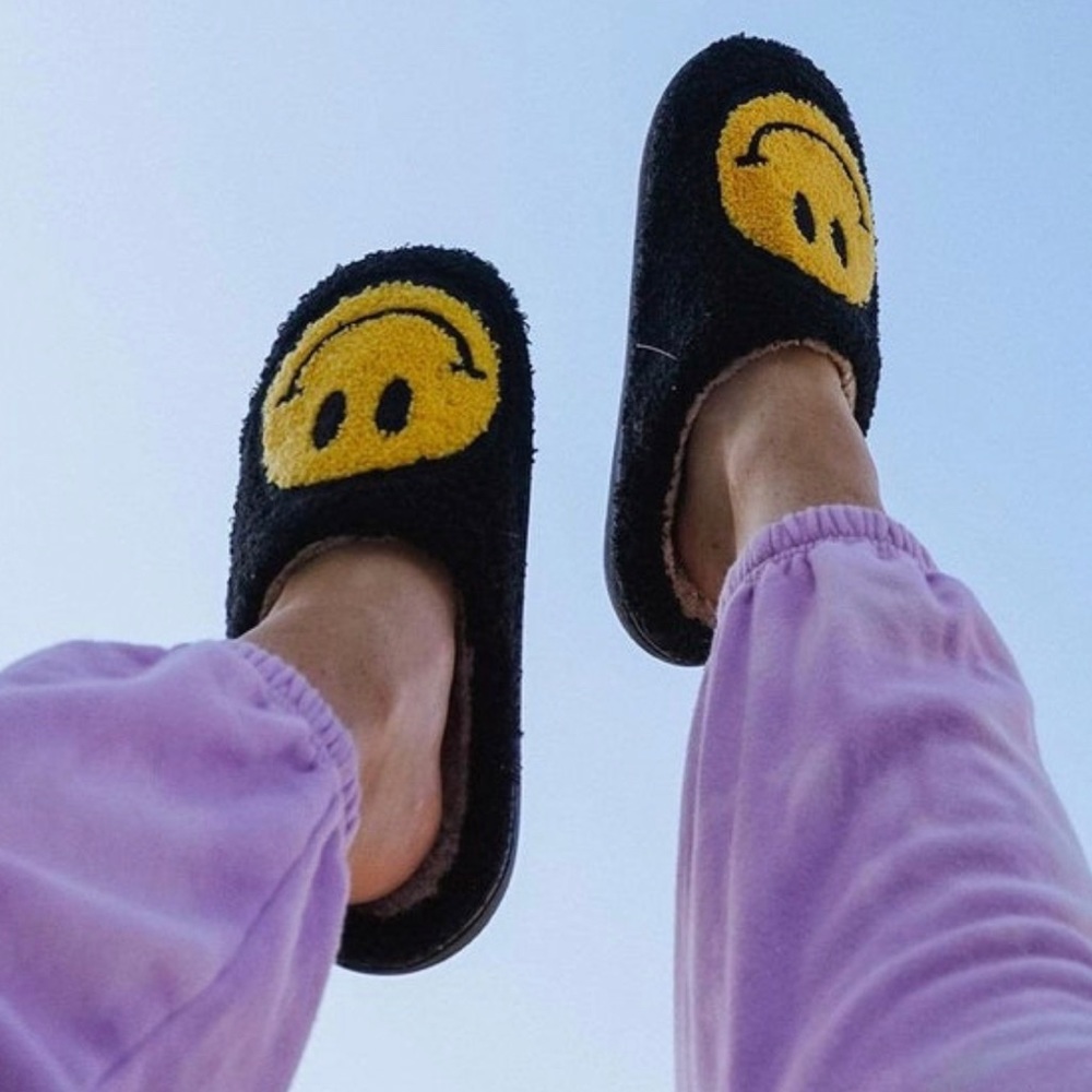 NEW SOFT SMILEY FACE SLIPPERS WOMEN COMFORTABLE PREPPY GIFT WOMEN - Picture 3 of 12